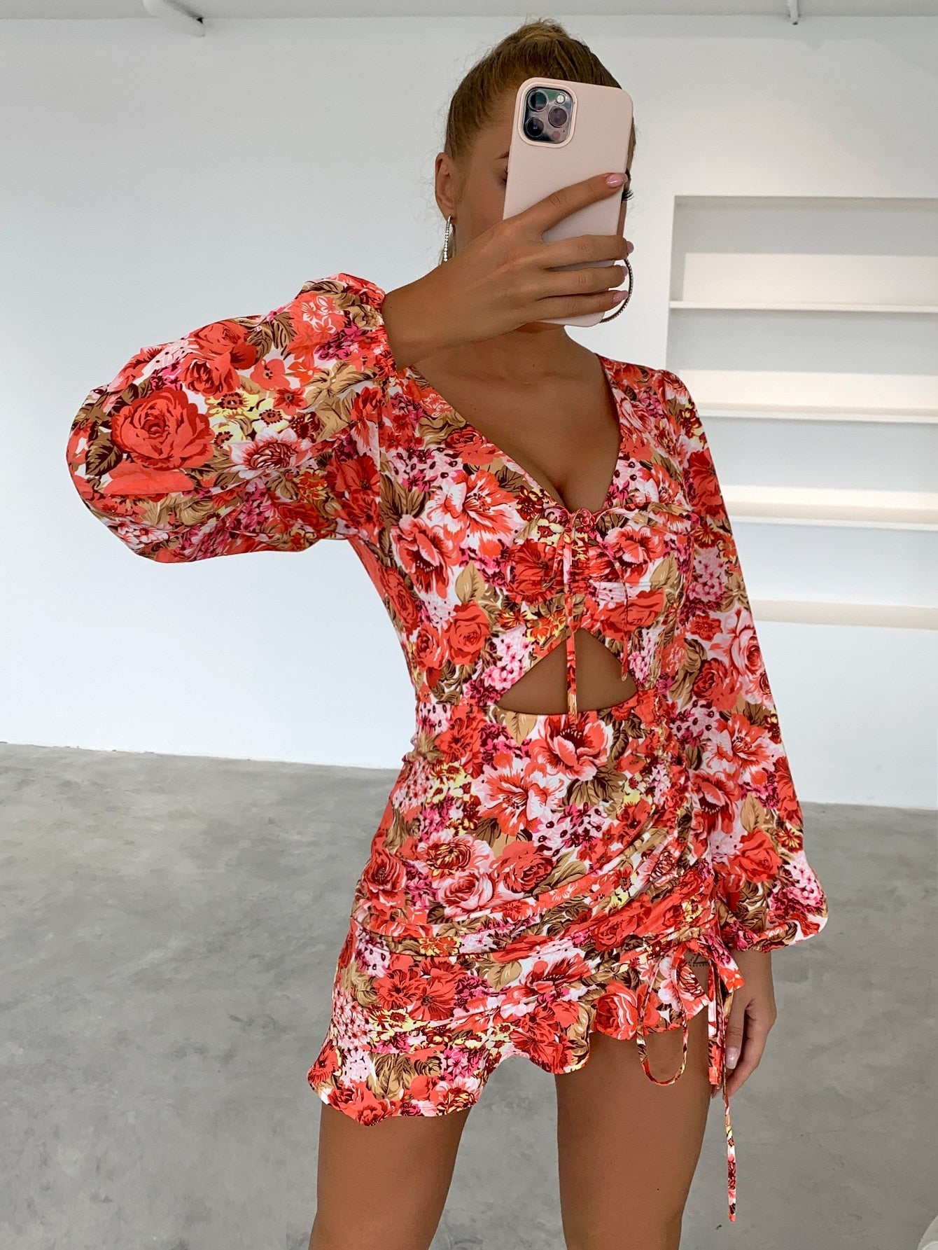 Figurbetontes Kleid mit Blume Muster, Knoten vorn, Ausschnitt, Rüschen