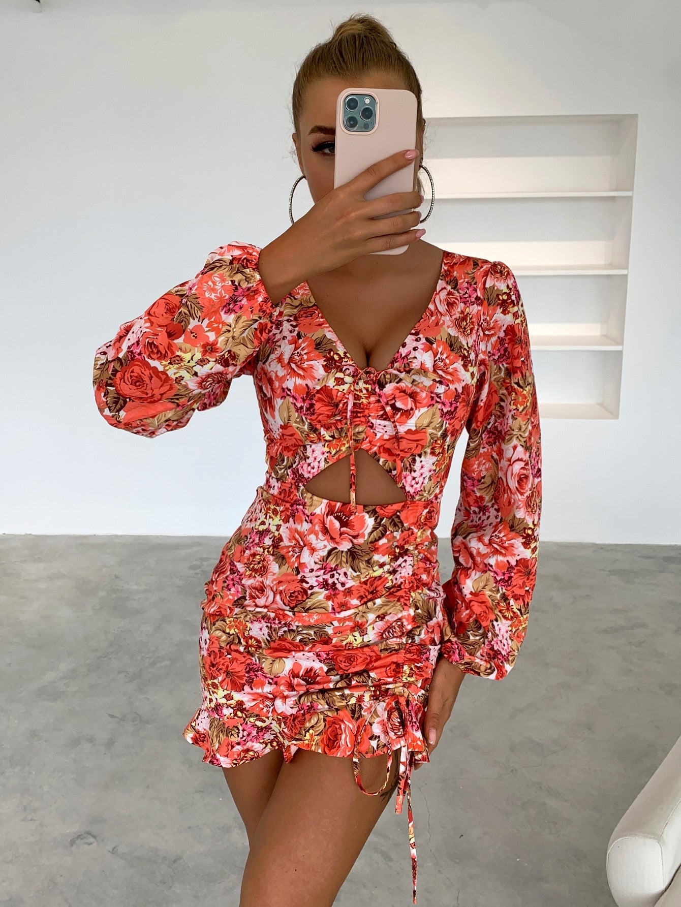 Figurbetontes Kleid mit Blume Muster, Knoten vorn, Ausschnitt, Rüschen