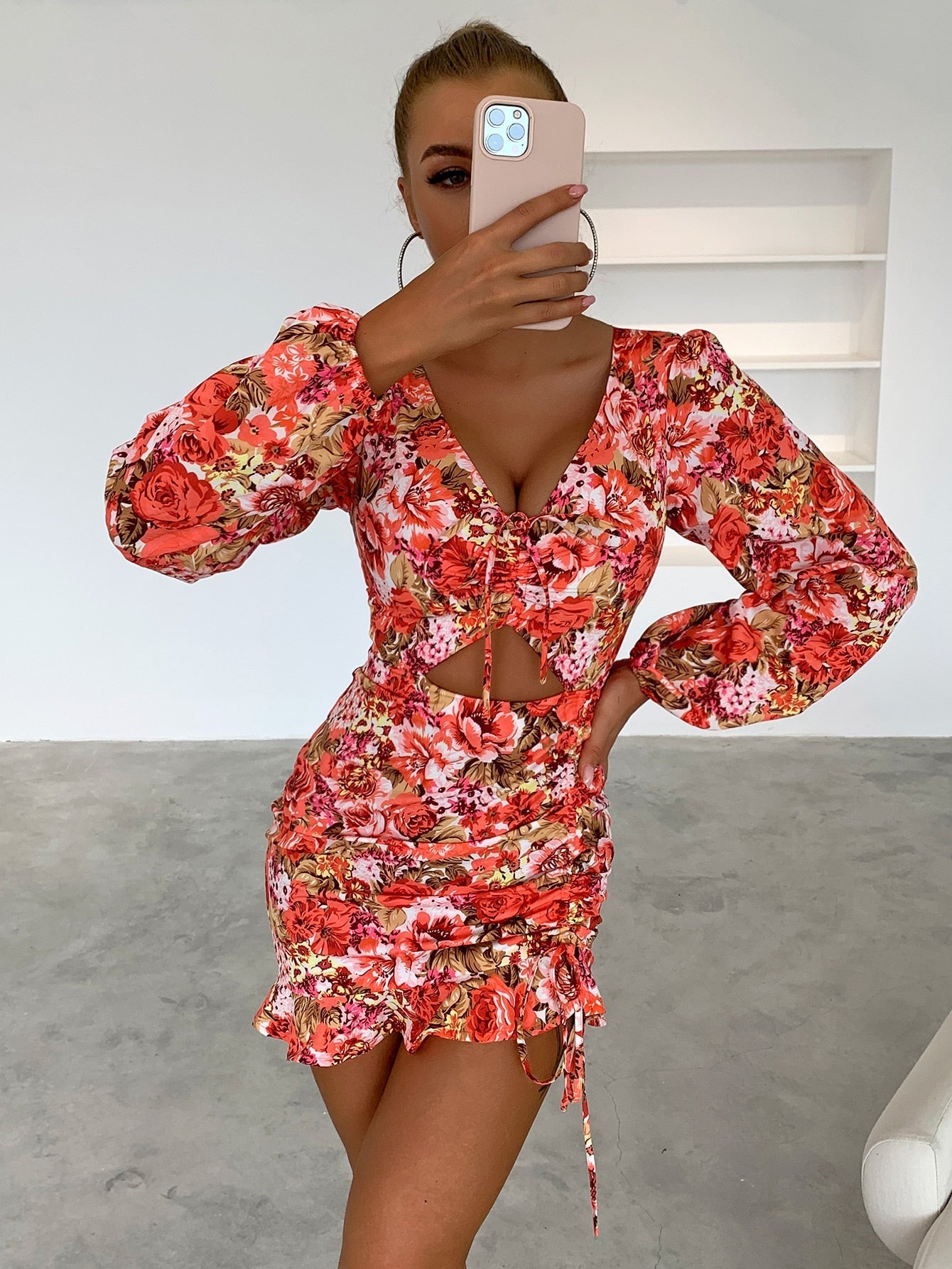 Figurbetontes Kleid mit Blume Muster, Knoten vorn, Ausschnitt, Rüschen