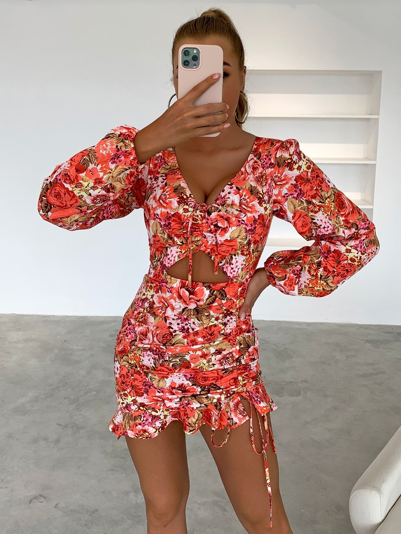 Figurbetontes Kleid mit Blume Muster, Knoten vorn, Ausschnitt, Rüschen